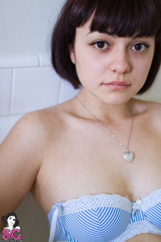 Молоденькая Пеа залезла в ванну 21 фотография