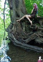 Веном купается в лесной реке 8 фотография