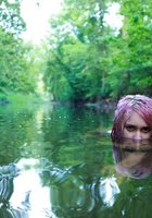 Веном купается в лесной реке 10 фото