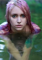 Веном купается в лесной реке 15 фото