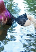 Веном купается в лесной реке 37 фото