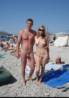 Семейные пары отдыхают на нудистских пляжах 17 фото