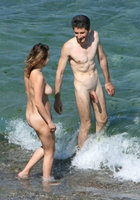 Семейные пары отдыхают на нудистских пляжах 7 фото