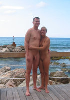 Семейные пары отдыхают на нудистских пляжах 9 фото