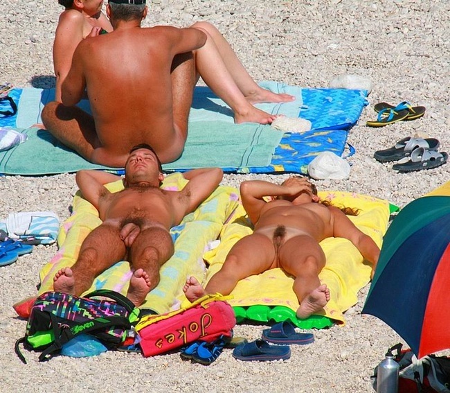 Семейные пары отдыхают на нудистских пляжах 6 фотография