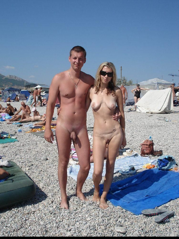 Семейные пары отдыхают на нудистских пляжах 17 фотография