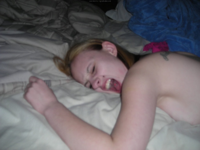 Гибкая сучка обожает шалить на удобной кровати 16 фотография