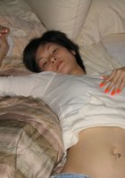 Азиатка сосет черный член лежа в постели 16 фото