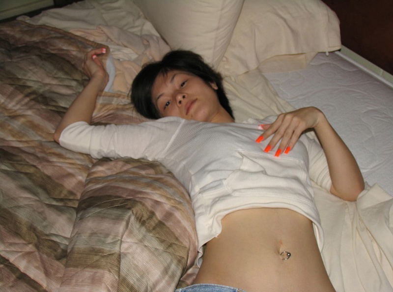 Азиатка сосет черный член лежа в постели 16 фотография