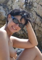 Темноволосая жена голая бродит по прибрежным скалам 18 фото