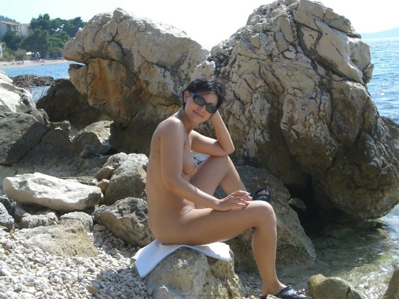 Темноволосая жена голая бродит по прибрежным скалам 17 фотография