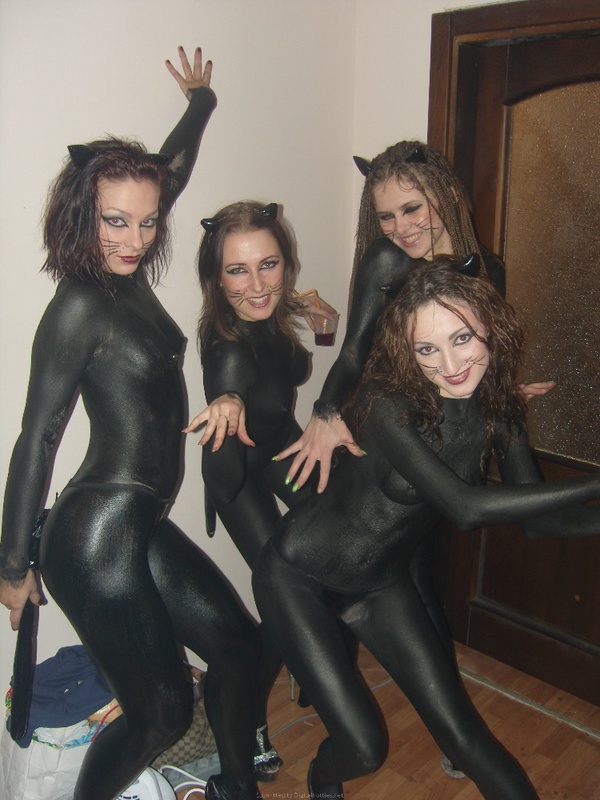 Пьяные девчонки разрисовали голые тела на вечеринке 11 фотография