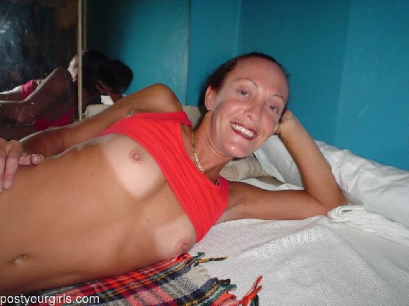 Озабоченная бабуля показывает на кровати сиськи и мохнатую киску 3 фотография