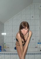 Худая молодуха разделась в ванной комнате 15 фотография