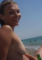 Пьяная девушка разделась догола на пляже 9 фото
