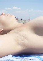 Пьяная девушка разделась догола на пляже 6 фотография