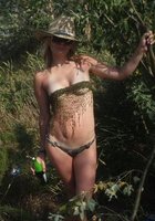Пьяная девушка разделась догола на пляже 1 фотография
