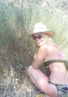 Пьяная девушка разделась догола на пляже 2 фото