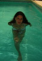 В бассейне дама купается голышом 5 фотография