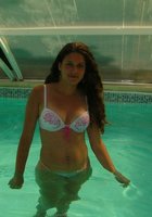 В бассейне дама купается голышом 4 фото
