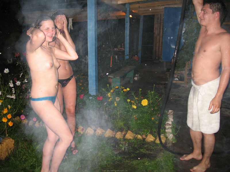 Пьяные бабы резвятся во дворе после бани 12 фотография