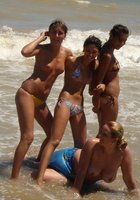 Четыре лесбиянки резвятся на берегу моря 14 фотография