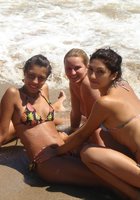 Четыре лесбиянки резвятся на берегу моря 6 фото