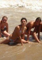 Четыре лесбиянки резвятся на берегу моря 16 фотография