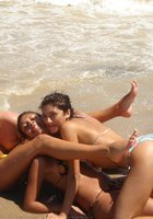 Четыре лесбиянки резвятся на берегу моря 10 фото
