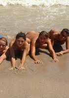 Четыре лесбиянки резвятся на берегу моря 5 фото