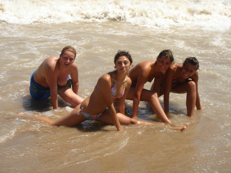 Четыре лесбиянки резвятся на берегу моря 16 фотография
