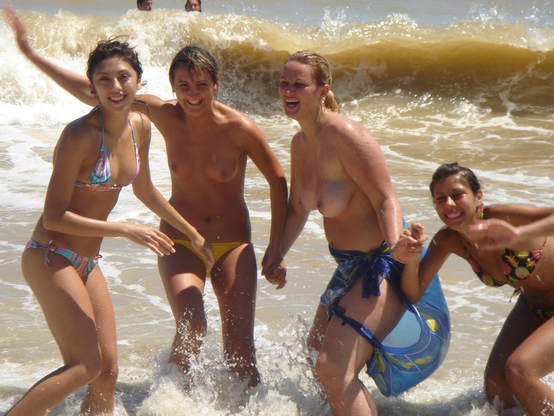 Четыре лесбиянки резвятся на берегу моря 11 фотография