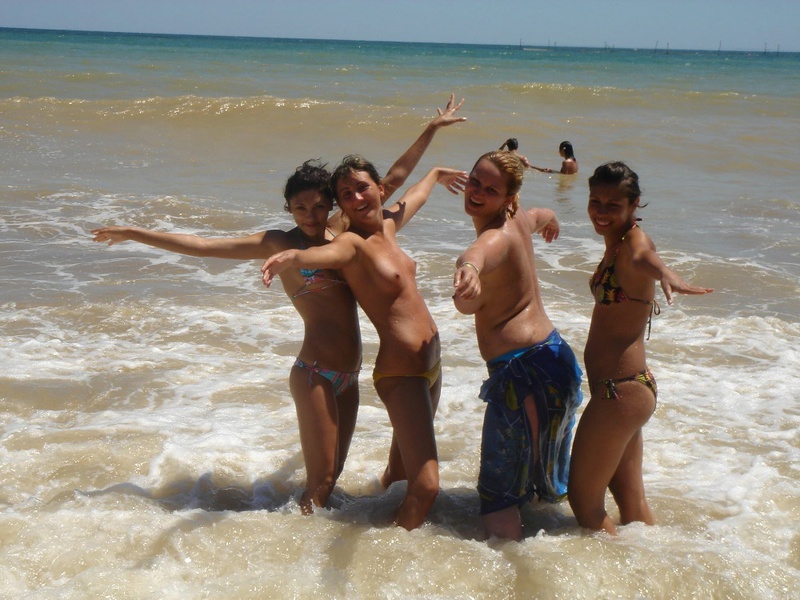Четыре лесбиянки резвятся на берегу моря 9 фотография