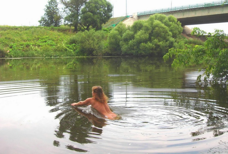 Старые лесбиянки отдыхают на реке 8 фотография