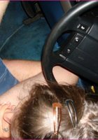Темноволосая шалунья мастурбирует в машине перед сексом 4 фото