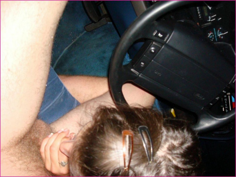 Темноволосая шалунья мастурбирует в машине перед сексом 4 фотография