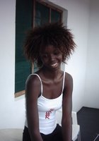 Негритянка разделась до трусиков около белой стены 6 фотография