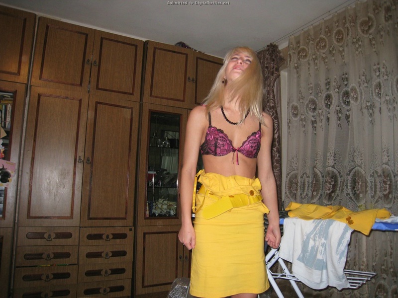 Блондинка снимает с себя белье возле гладильной доски 1 фотография