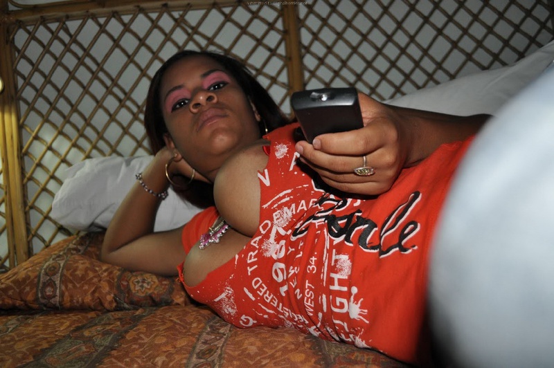 Негритянка с большими сиськами позирует в одном белье 40 фотография