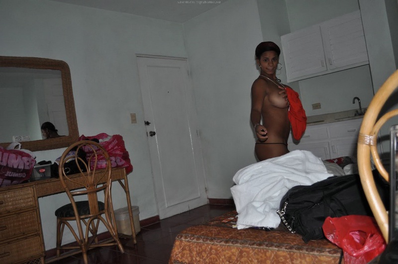 Негритянка с большими сиськами позирует в одном белье 35 фотография