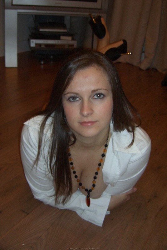 31 летняя грешница без белья легла на белый диване 3 фотография