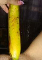 Сексапильная телочка оголила писю чтобы трахнуть себя бананом 5 фото
