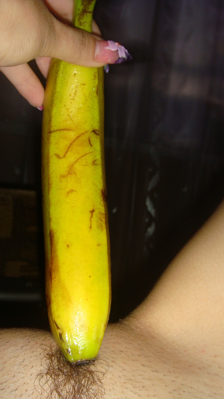 Сексапильная телочка оголила писю чтобы трахнуть себя бананом 5 фотография
