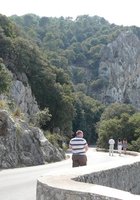 30 летняя туристка отдыхает топлес на камнях у моря 3 фотография