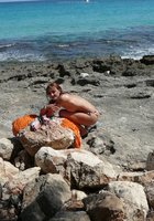 30 летняя туристка отдыхает топлес на камнях у моря 10 фото