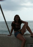 30 летняя туристка отдыхает топлес на камнях у моря 5 фотография