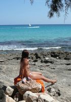 30 летняя туристка отдыхает топлес на камнях у моря 9 фото