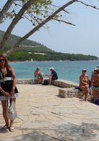 30 летняя туристка отдыхает топлес на камнях у моря 1 фотография