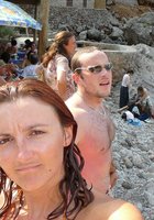 30 летняя туристка отдыхает топлес на камнях у моря 4 фото