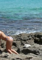 30 летняя туристка отдыхает топлес на камнях у моря 13 фото